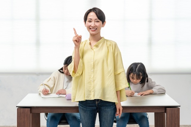 1と指を上げている女性