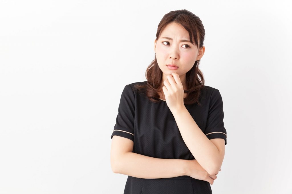 悩んでいる整体院の女性