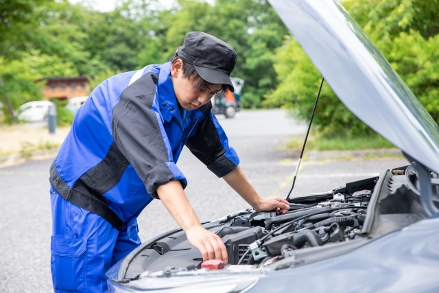 車の点検をする作業員